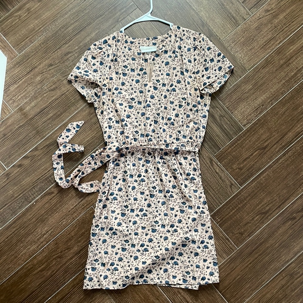 Ann Taylor LOFT peach floral dress with blue and black flowers size Medium